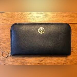 🌟TORY BURCH Robinson Continental Black Black Wallet with Gold Logo🌟